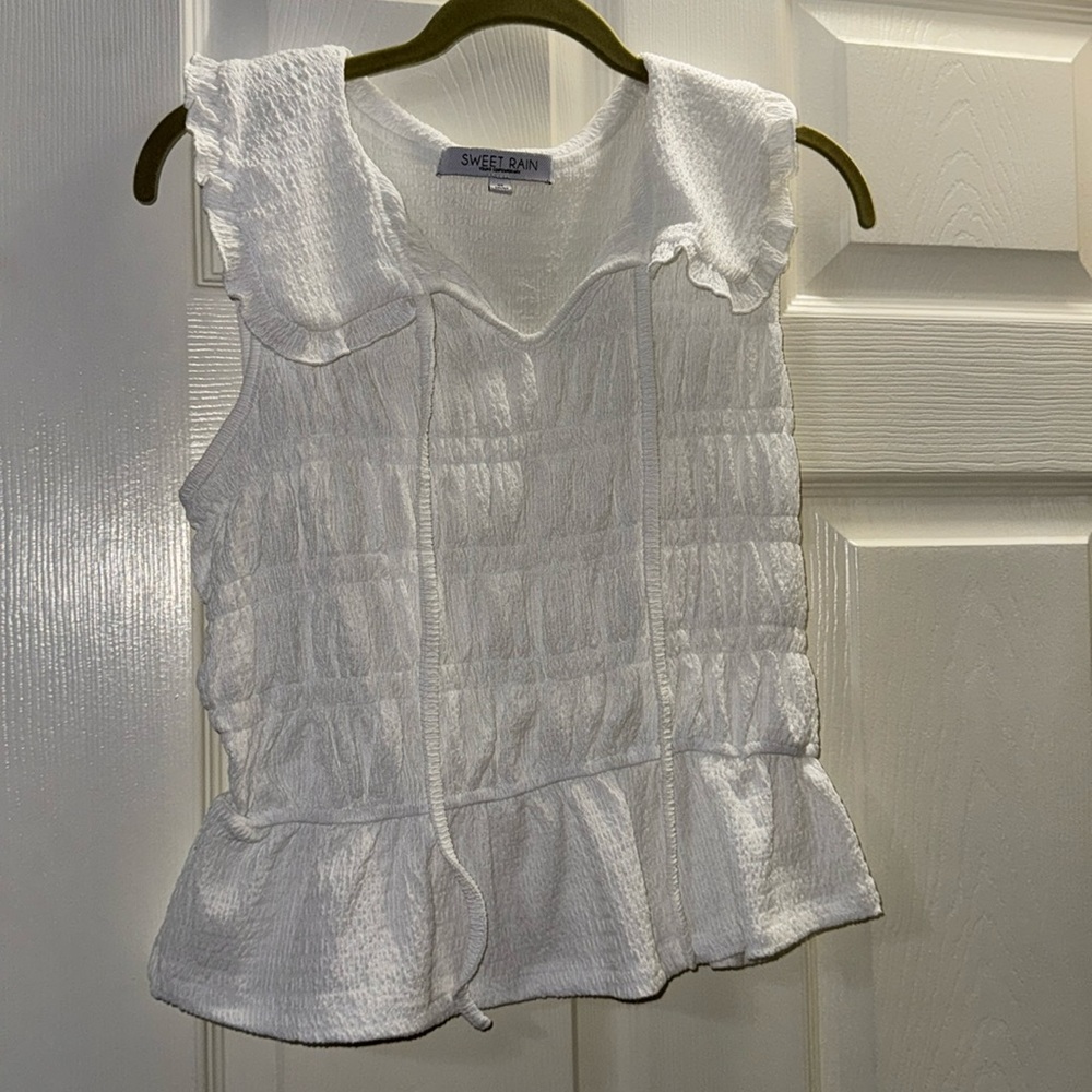 Size Medium white top